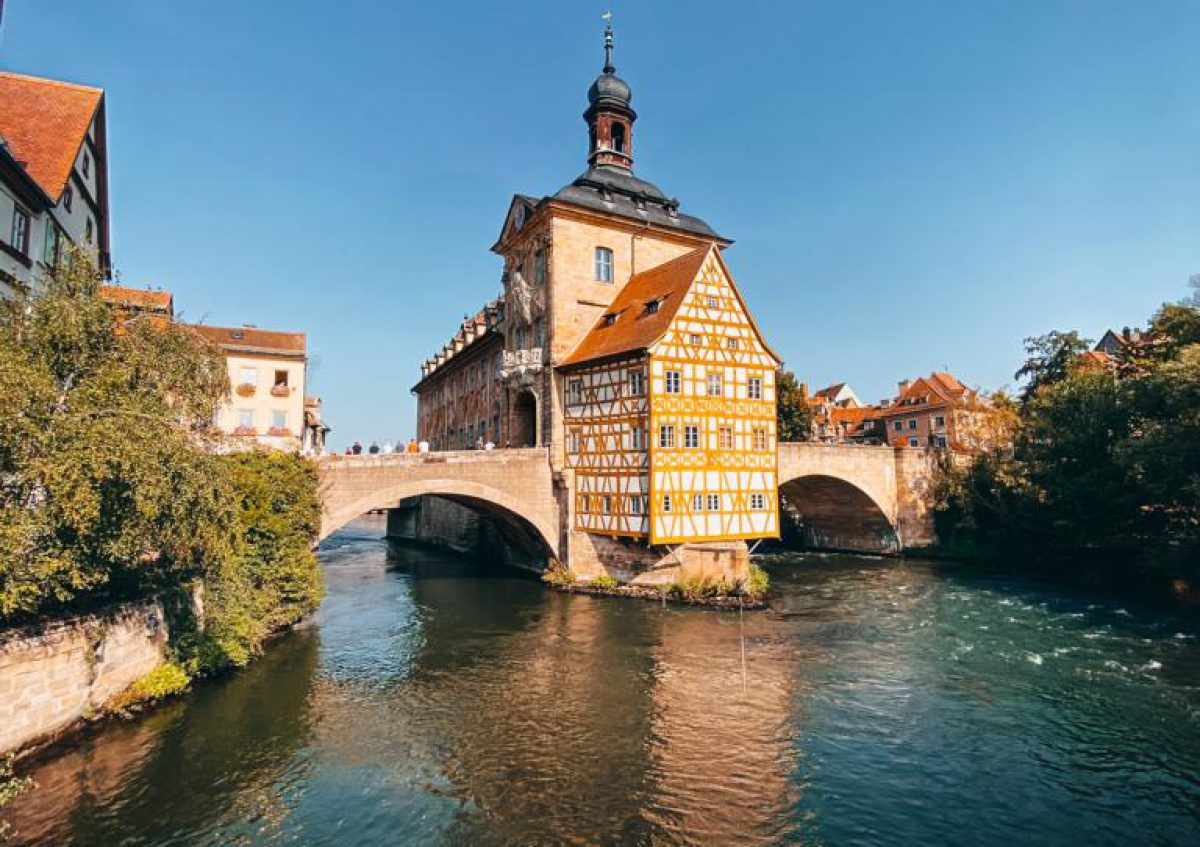 Fotogoals Fotospot Location für Instagram Fotoshooting Fotos | Geyerswörthsteg – Blick: Altes Rathaus Bamberg