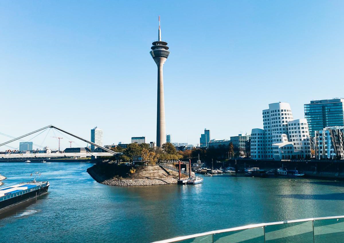 Fotogoals Fotospot Location für Instagram Fotoshooting Fotos: Aussichtspunkt Hafenspitze - Blick: Rheinturm Marina Ghery Bauten (Medienhafen) Düsseldorf