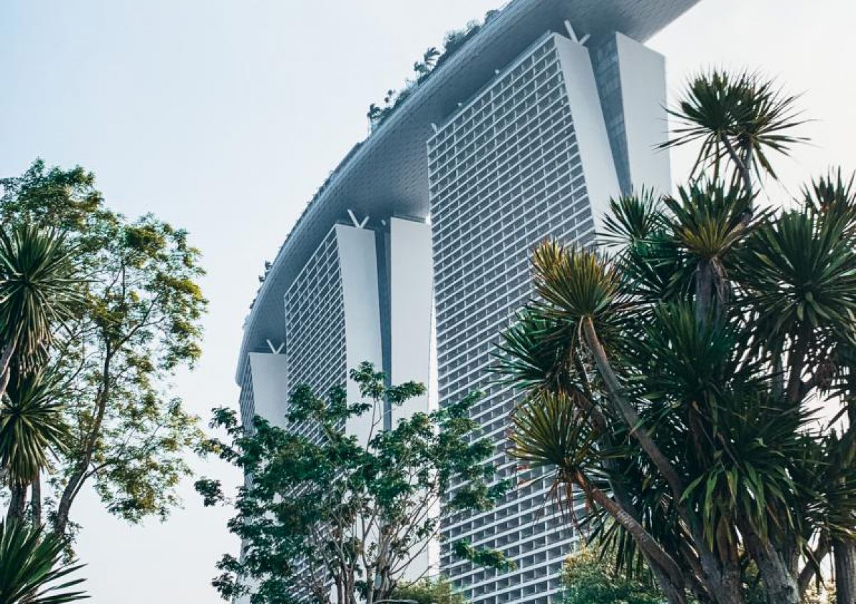 Fotogoals Fotospot Location für Instagram Fotoshooting Fotos | Felsen Gardens by the Bay – Blick Marina Bay Sands – Singapur
