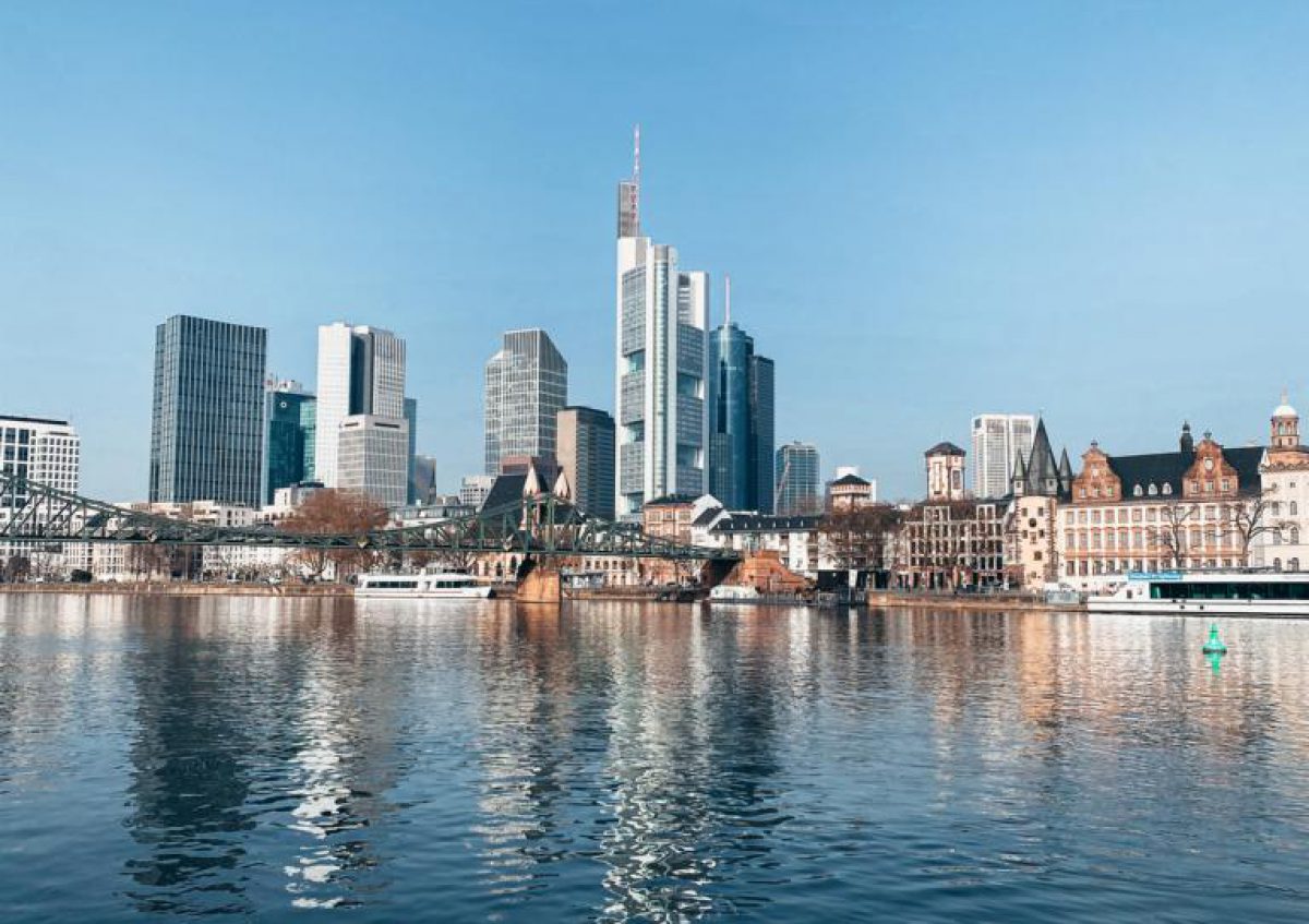 Fotogoals Fotospot Location für Instagram Fotoshooting Fotos | Sachsenhhaeuser Ufer Skyline Frankfurt am Main